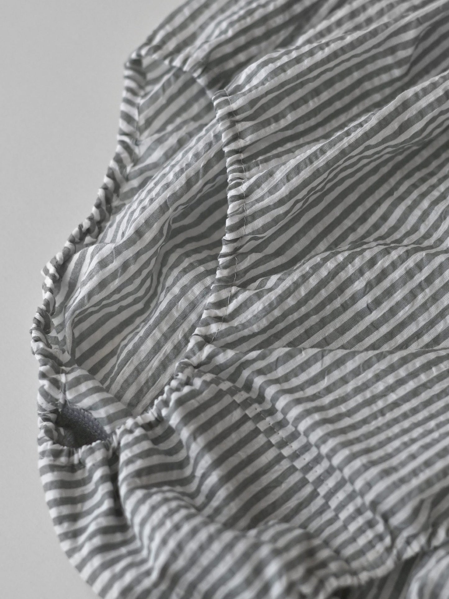 【MID】 KONPEITO FOG STRIPE　静かな朝の空気をまとったような、涼やかなグレー。