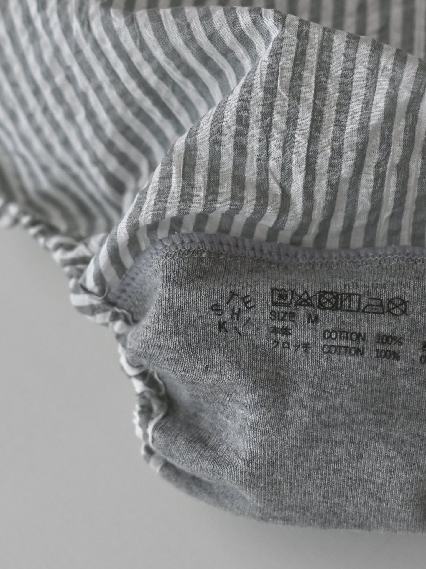 【MID】 KONPEITO FOG STRIPE　静かな朝の空気をまとったような、涼やかなグレー。