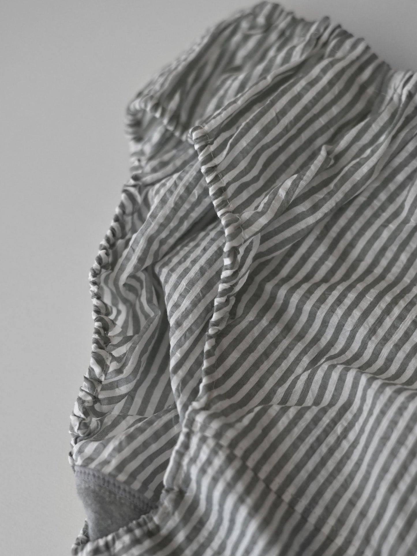 【SHORT】 KONPEITO FOG STRIPE　静かな朝の空気をまとったような、涼やかなグレー。