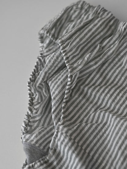 【SHORT】 KONPEITO FOG STRIPE　静かな朝の空気をまとったような、涼やかなグレー。