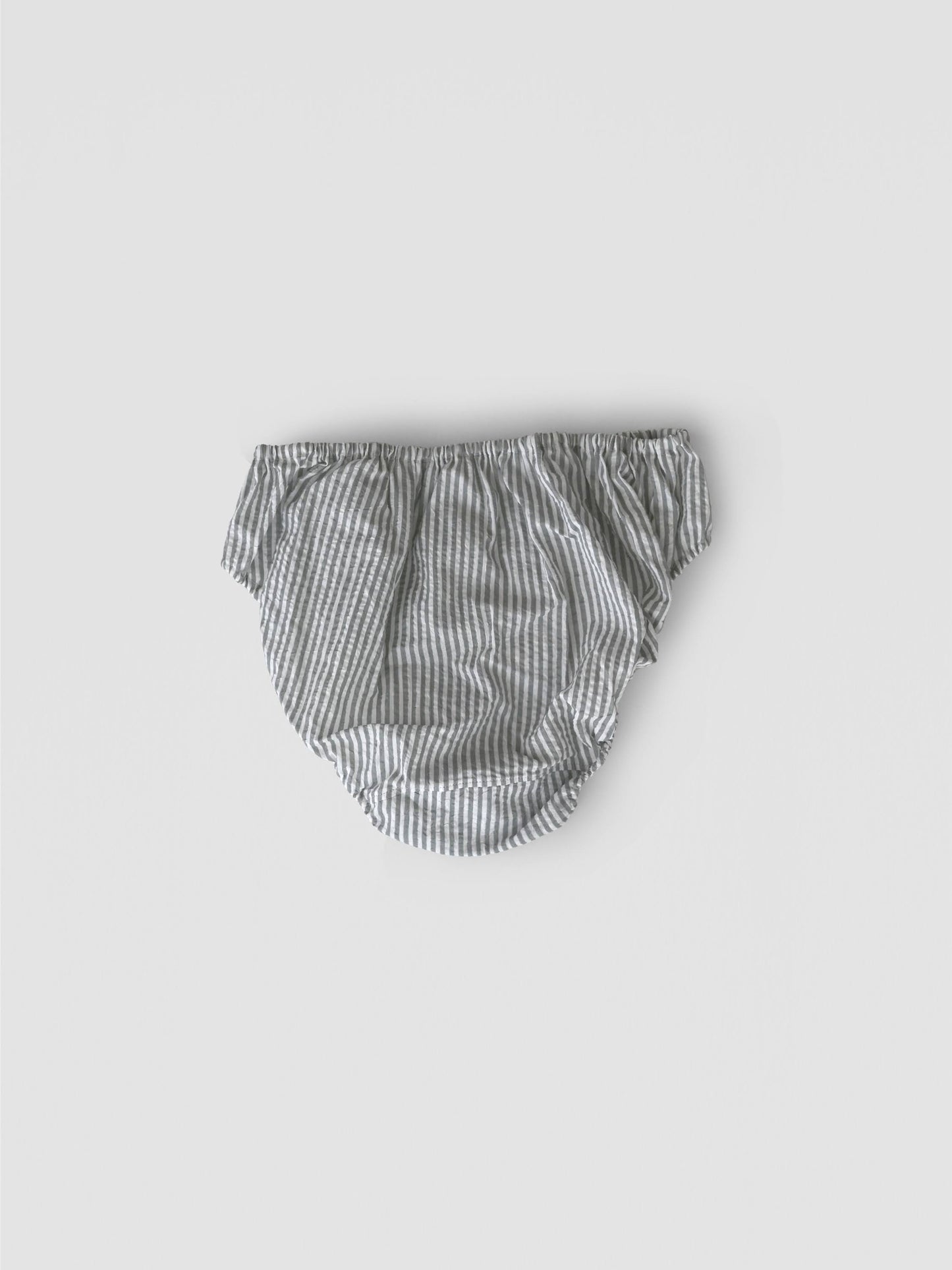 【SHORT】 KONPEITO FOG STRIPE　静かな朝の空気をまとったような、涼やかなグレー。