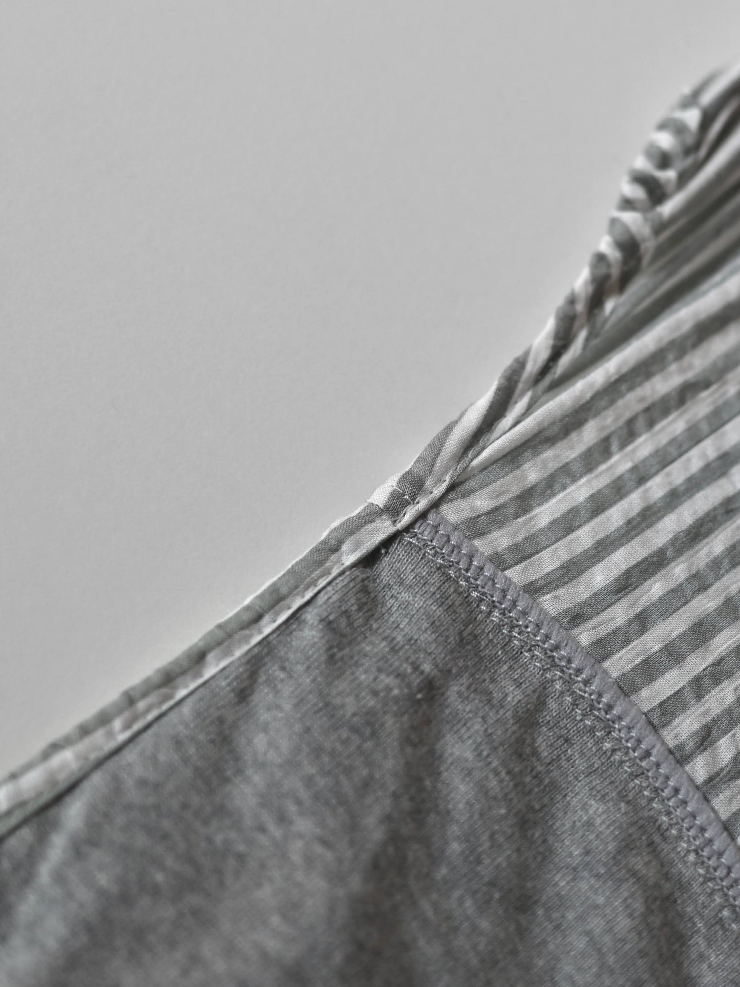 【SHORT】 KONPEITO FOG STRIPE　静かな朝の空気をまとったような、涼やかなグレー。