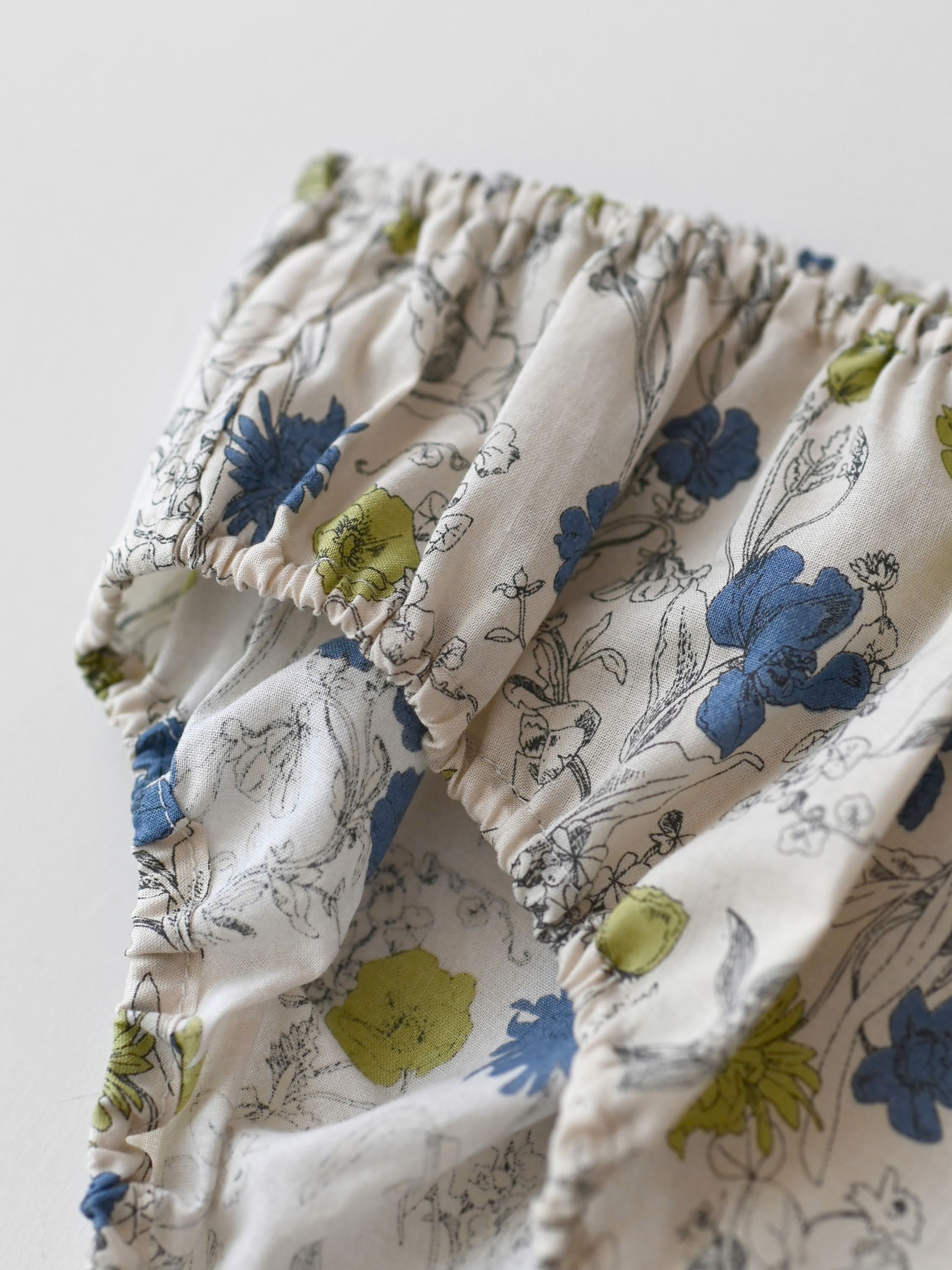 FLOWER PRINT BLUE＆GREEN FLOWER 肌に咲く、水彩画のような「雨上がり