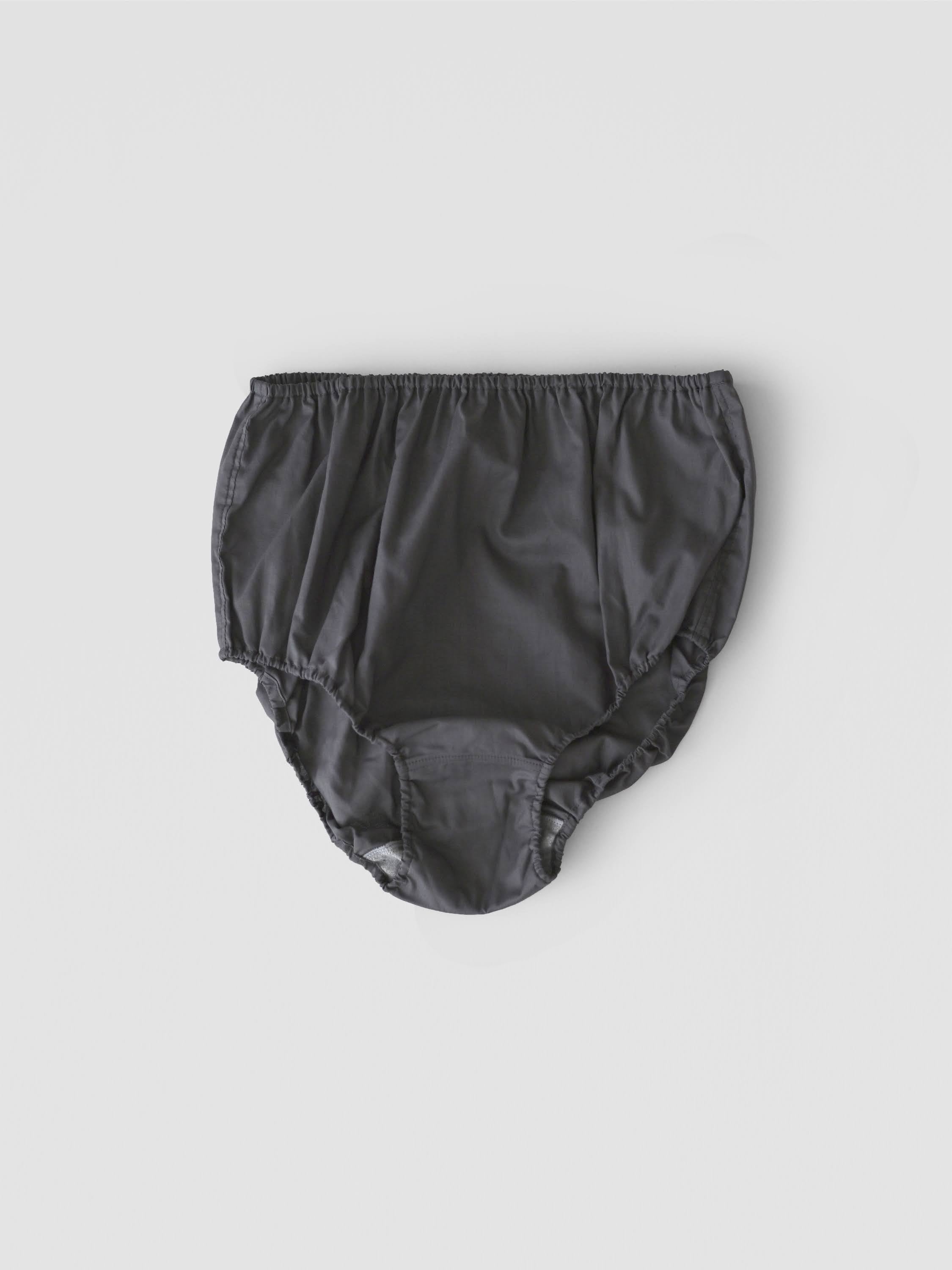 NO.18 INK BLACK HIGH WAIST PANTS ペン先からこぼれ、紙にじんわりと