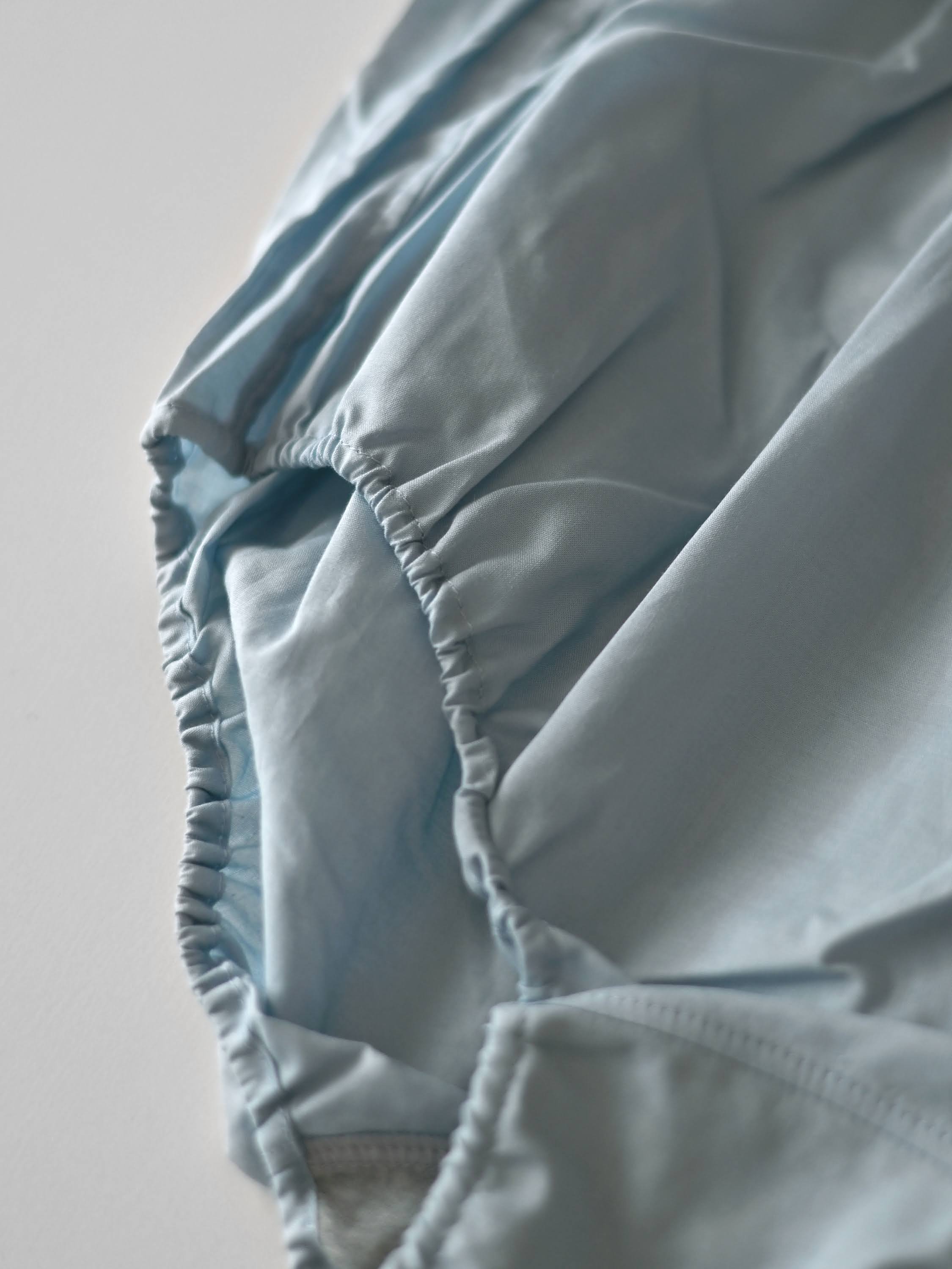 NO.28 SKY HIGH WAIST PANTS 静かに広がる、少し霞がかった柔らかな空