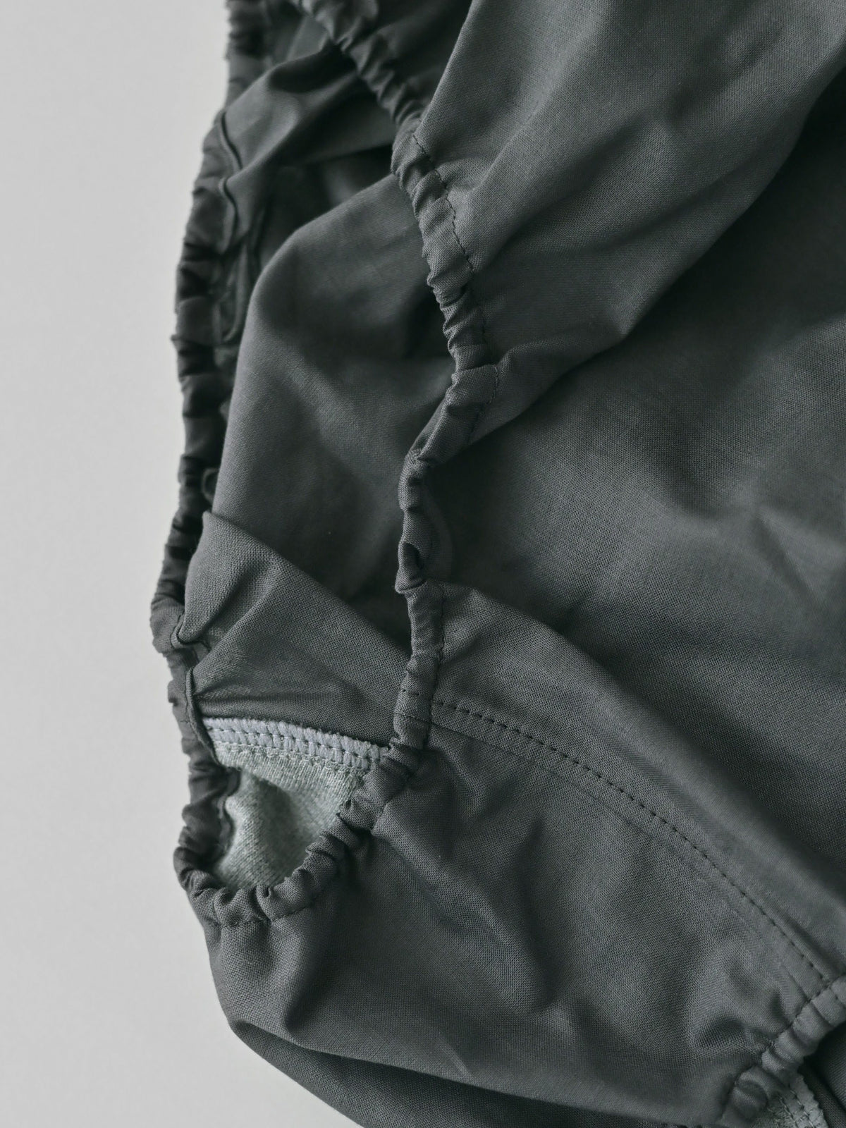 【MID】NO.18 INK BLACK PANTS　ペン先からこぼれ、紙にじんわりと馴染んだインクの色。
