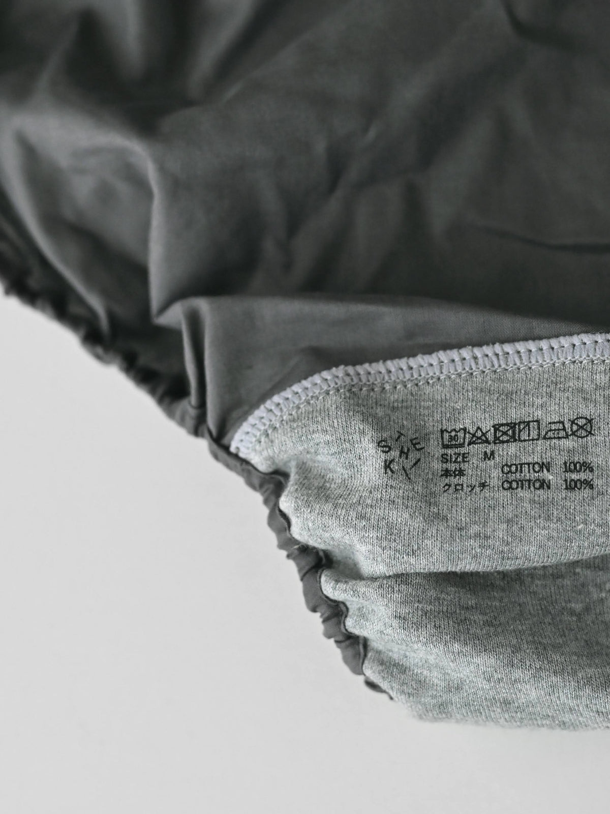 【MID】NO.18 INK BLACK PANTS　ペン先からこぼれ、紙にじんわりと馴染んだインクの色。
