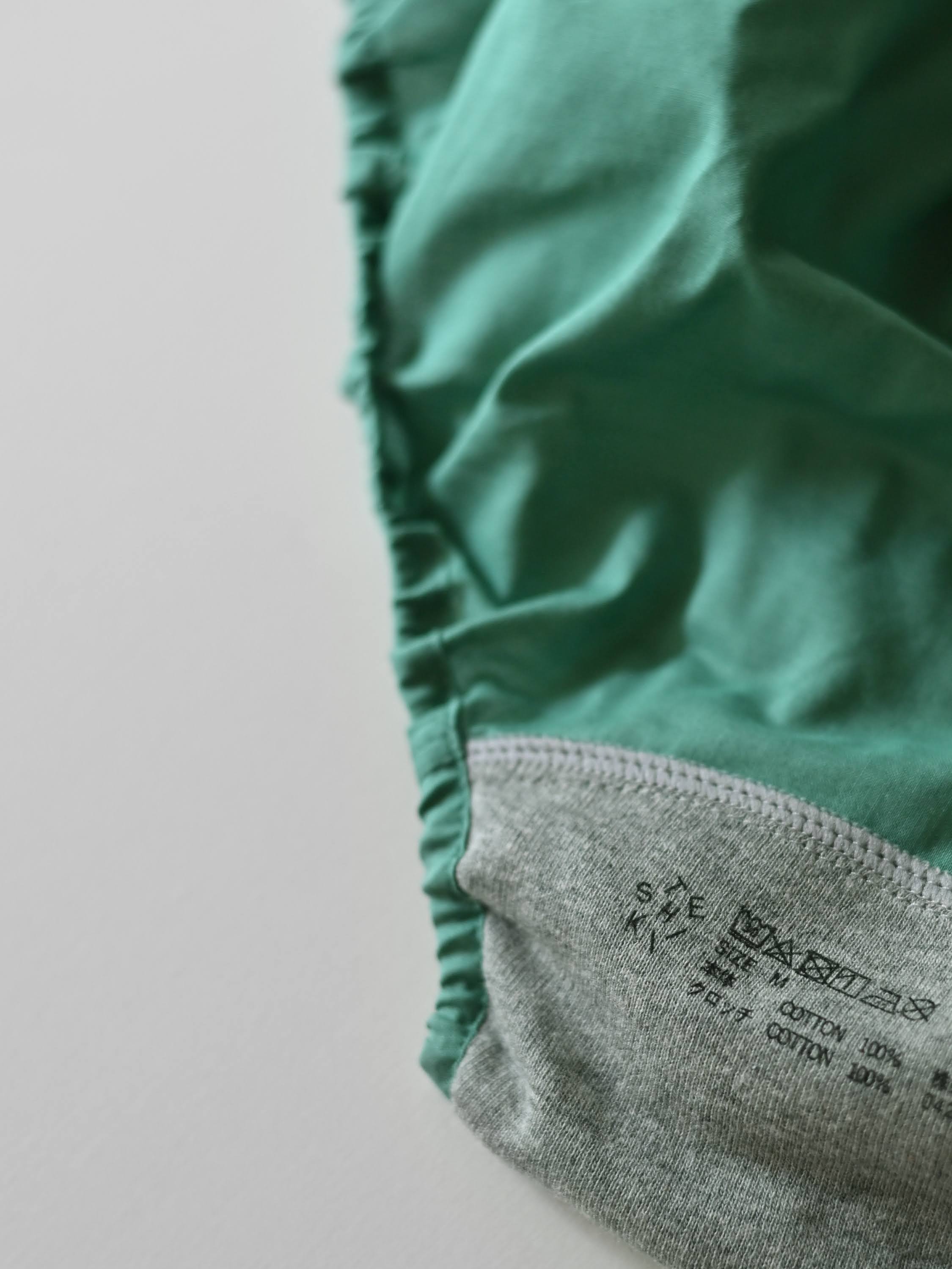 NO.22 EMERALD PANTS 深い森の奥、光を浴びて輝く木々の葉。 – TESHIKI