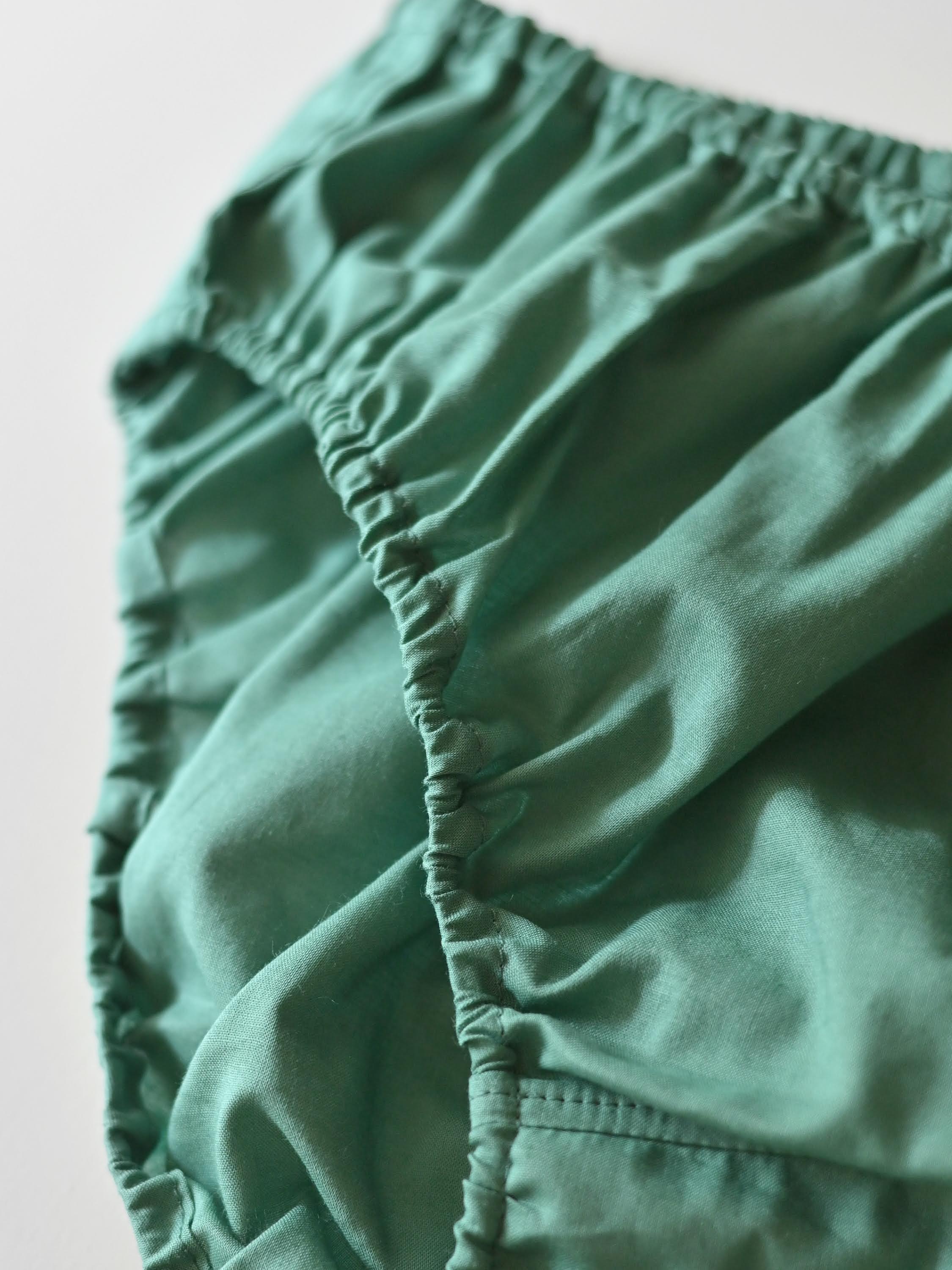 NO.22 EMERALD PANTS 深い森の奥、光を浴びて輝く木々の葉。 – TESHIKI