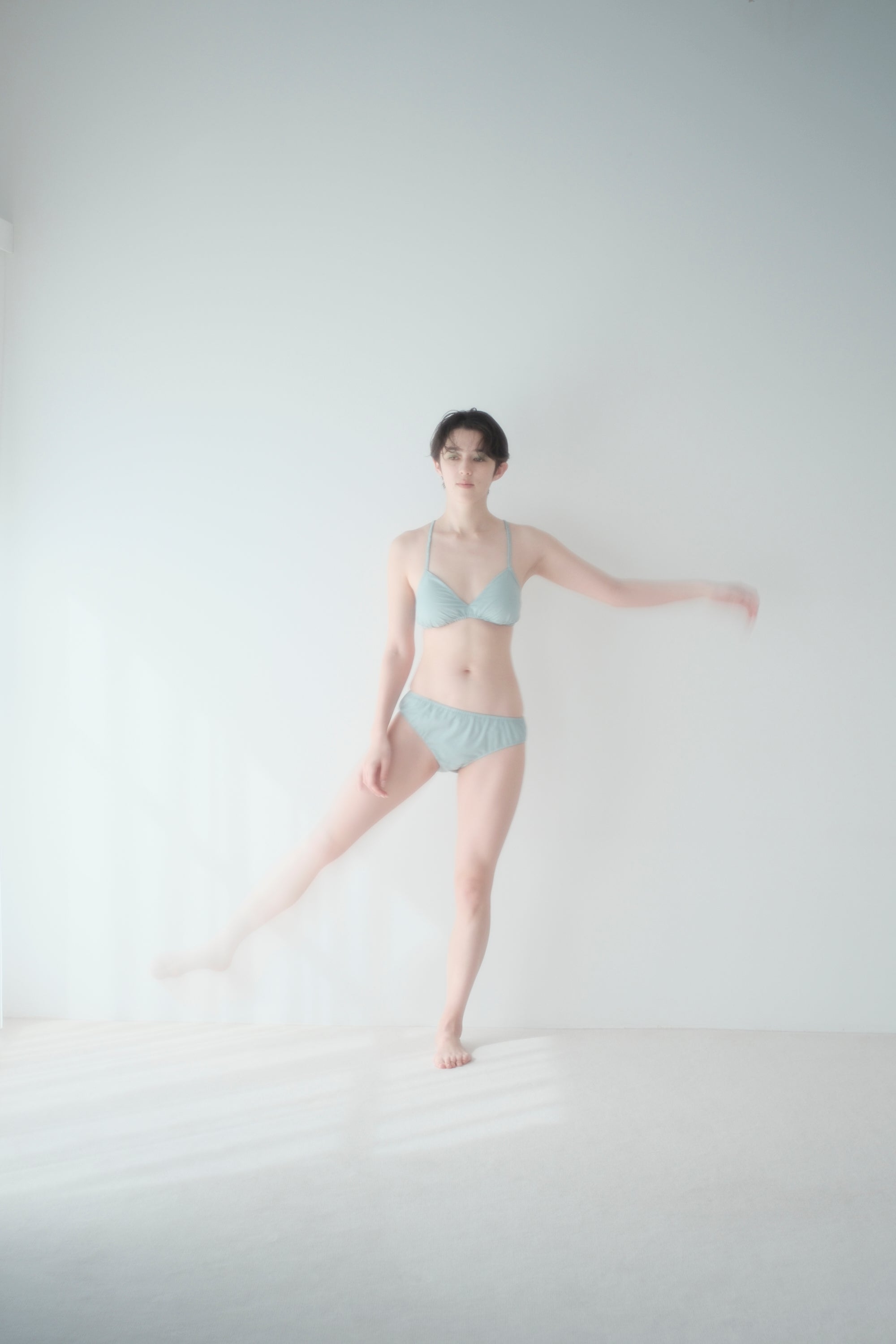 NO21 ICE GREEN PANTS 氷河や氷山の裂け目に見られる、透明感のある青
