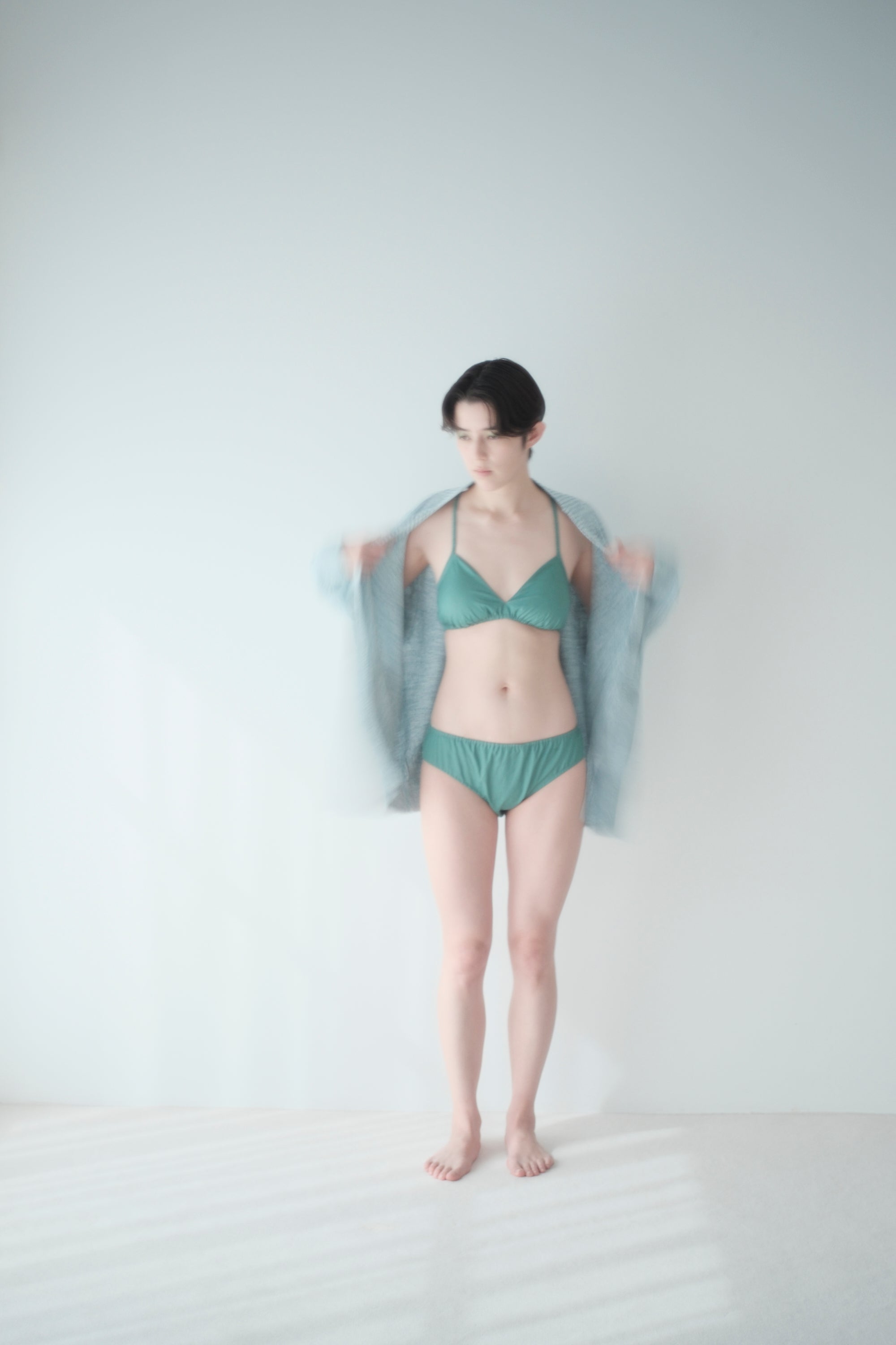 NO.22 EMERALD PANTS 深い森の奥、光を浴びて輝く木々の葉。 – TESHIKI